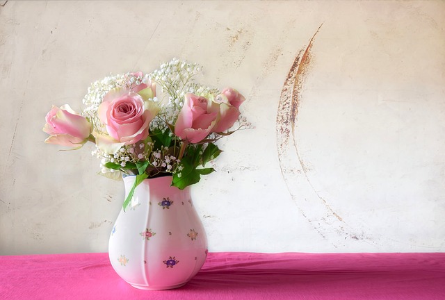 A photo of a flower vase. A softbox was kept in the left side of vase.