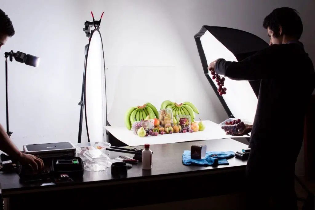 A lighting setup to photograph food where a massive softbox is kept in the right corner.