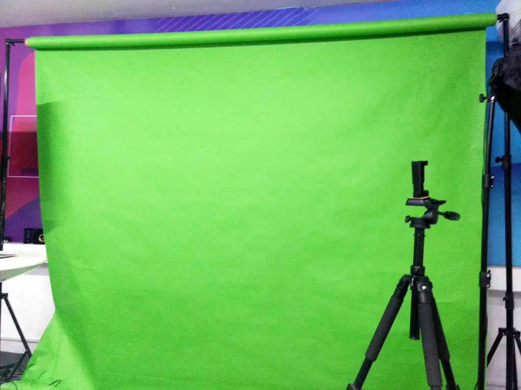 Set up green screen for product photography