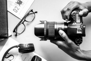 A person is adjusting the focal length of the camera for product photography