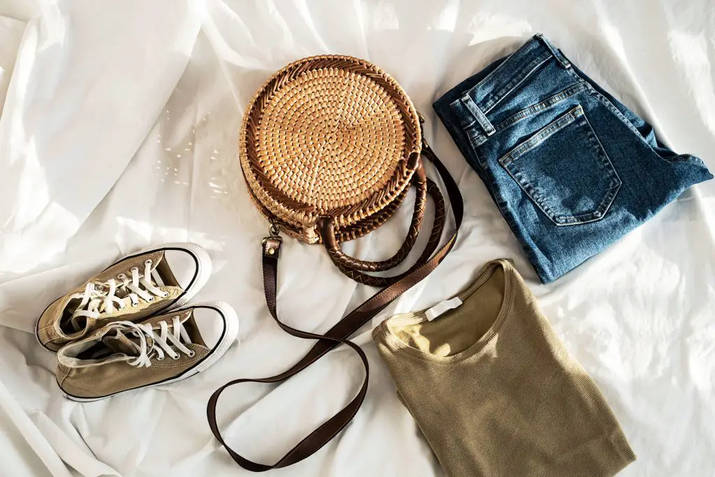How to Take Good Pictures of Clothes for Instagram: Tips from Pros