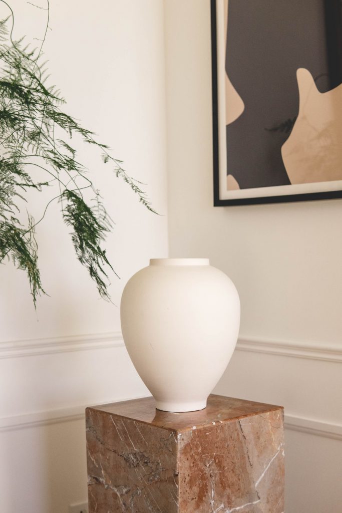 beautiful vase- show the scale of the product by balancing the product in the frame