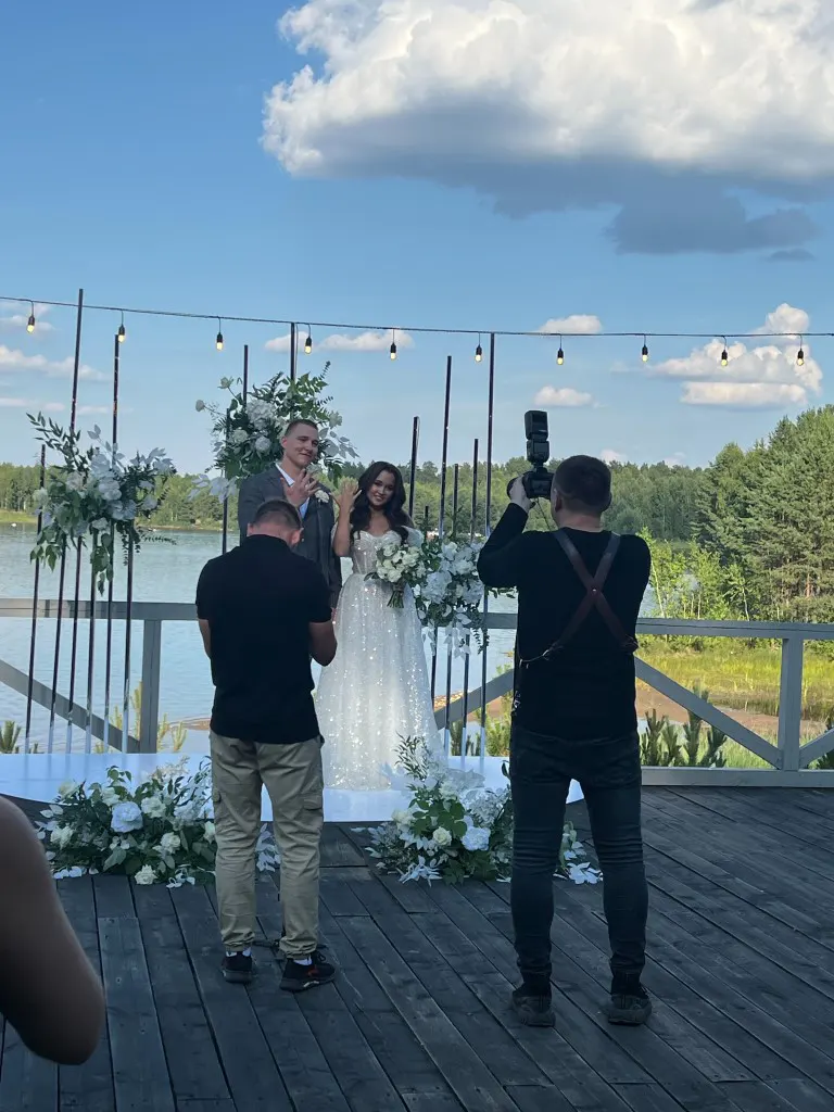 Photographing an outdoor elopement wedding