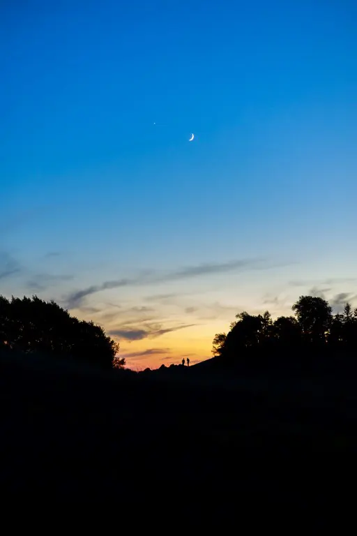  a crescent moon pass close to a dazzling bright Venus after sunset