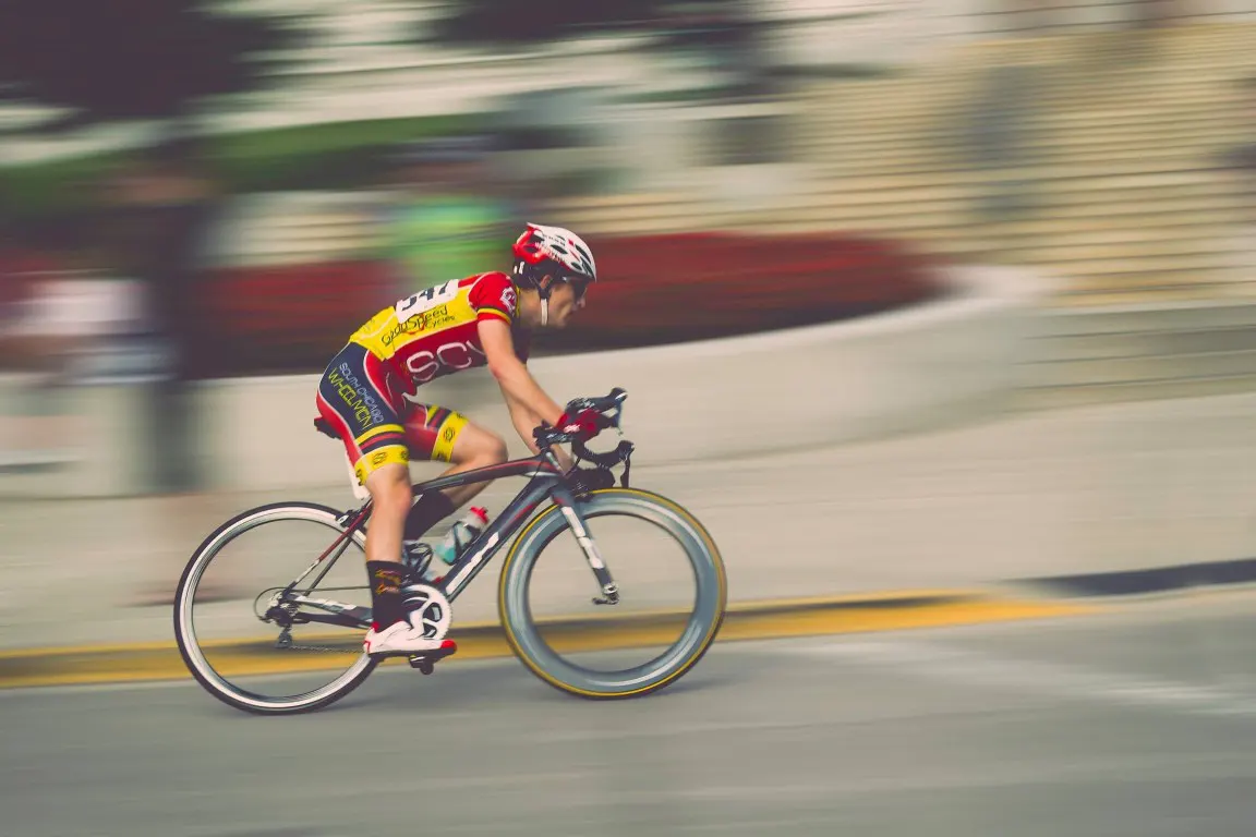 A cyclist with a blurry background