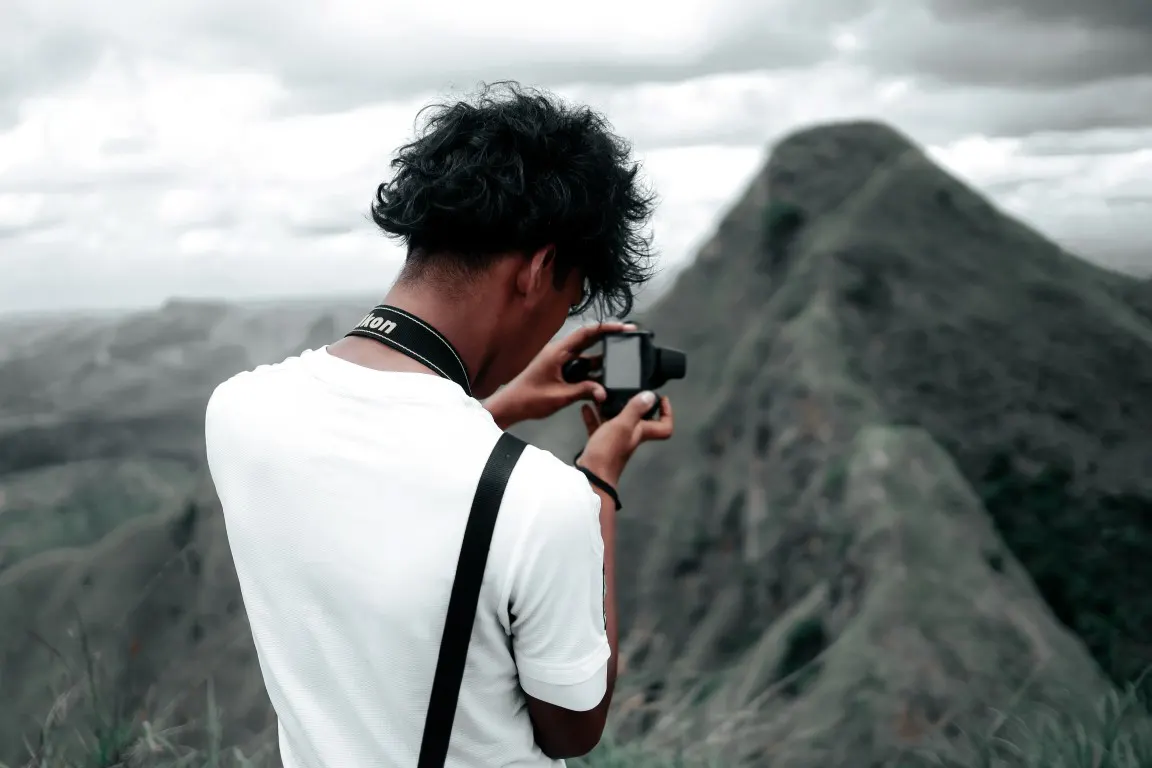Camera straps hold a camera while hiking photography