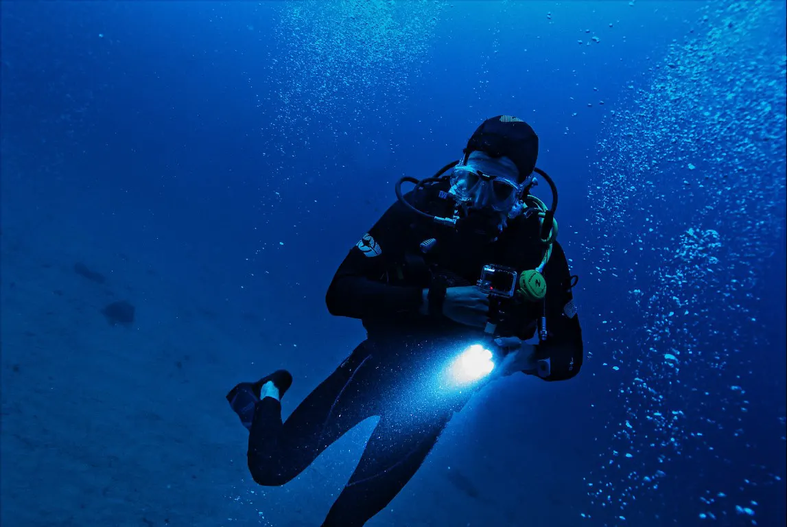 Using an external lighting source on scuba diving